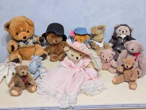 lot 435 image: Assorted Collection of Plush Teddy Bears