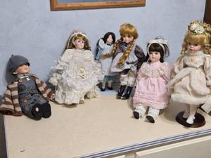 lot 436 image: Collection of Porcelain Dolls