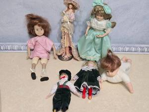 lot 438 image: Lot of 6 Vintage Porcelain and Cloth Dolls