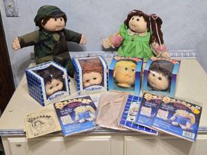 lot 439 image: Lot of Cabbage Patch and Dolli-Baby Kits and Wee Blinks