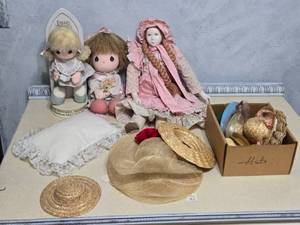 lot 440 image: Lot of Assorted Dolls and Doll Hats