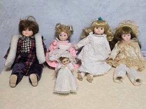 lot 443 image: Lot of 5 Collectible Porcelain Dolls
