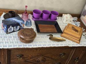 lot 453 image: Collection of Household Decor Items and Accessories