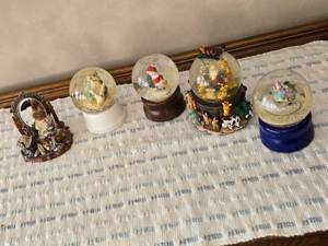 lot 458 image: Lot of 5 Decorative Snow Globes, Assorted Designs - One Base Needs Gluing