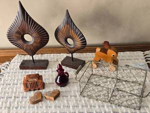 lot 466 image: Collectible Decorative and Vintage Figurines Lot