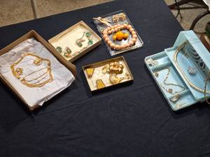 lot 492 image: Vintage Jewelry Collection - Assorted Necklaces, Bracelets, Earrings