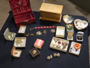 lot 494 image: Assorted Collection of Vintage Jewelry and Boxes