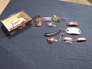 lot 496 image: Vintage and Decorative Hair Combs and Accessories Collection