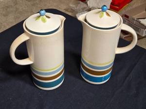 lot 505 image: Vintage 1963 Holt Howard Ceramic Pitchers - Set of 2