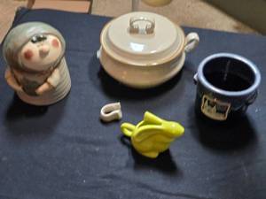 lot 506 image: Assorted Ceramic Decor and Collectibles Lot