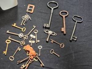 lot 510 image: Collection of Vintage and Antique Skeleton Keys
