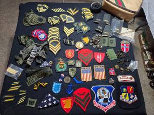 lot 513 image: Lot of U.S. Military and Other Military Patches, Insignia, and Buttons