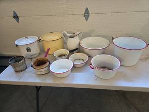 lot 520 image: Lot of Vintage Porcelain Enamelware Kitchen Items