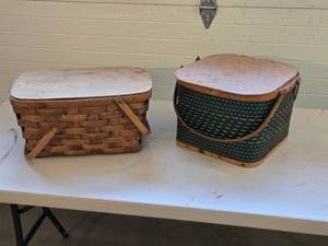 lot 522 image: Lot of 2 Vintage Woven Picnic Baskets