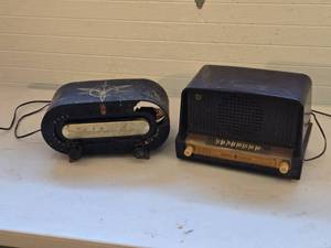 lot 524 image: Vintage Zenith and General Electric Tube Radios - Lot of 2