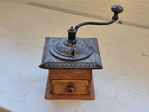 lot 525 image: Vintage Hand-Crank Coffee Grinder with Ornate Metal Top