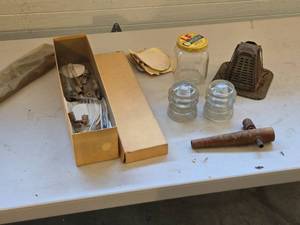 lot 528 image: Vintage Laboratory Glassware, Jar, and Miscellaneous Items Lot