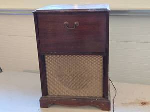 lot 531 image: Vintage Sparton Model 1030 Radio Console - Untested
