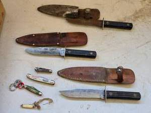 lot 532 image: Vintage Knife and Pocket Knife Lot with Leather Sheaths
