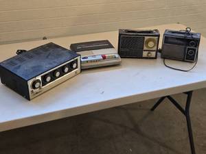 lot 537 image: Vintage Electronics Lot - Silvertone Amplifier, Aiwa Tape Recorder, Motorola and Channel Master Radios - None Tested