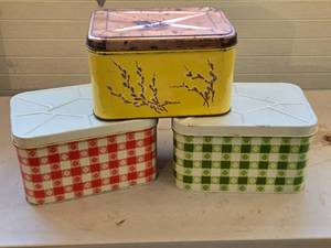 lot 545 image: Vintage Metal Picnic Tins - Set of 3