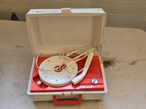 lot 546 image: Vintage General Electric Portable Record Player - Spins