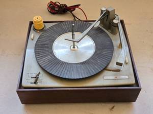 lot 547 image: Vintage Silvertone 4 Speed Record Changer Model 3299 - Spins