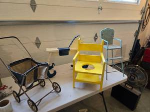 lot 550 image: Lot of Vintage Childrens Toys and Furniture