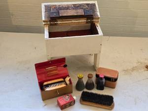 lot 556 image: Vintage Shoe Shine Kit with Wooden Box