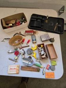 lot 557 image: Mixed Lot of Vintage Collectibles, Tools, and Accessories