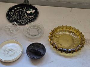 lot 574 image: Vintage Ashtray and Tin State Plate Collection