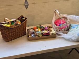 lot 577 image: Large Lot of Easter Decorations and Supplies