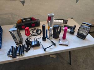 lot 581 image: Lot of Assorted Flashlights and Emergency Lights