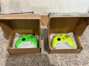 lot 123 image: LOT OF 2 Microsoft Wireless Xbox Controllers