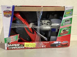 lot 500 image: Jada Toys Hyperchargers Heat Chase Radio Control Vehicle - Twin Pack with USB Charging (2Piece), 1 16 Scale, 2015 Dodge Charger SRT Hellcat & 2017 Ford Gt