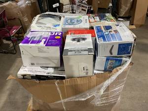 lot 702 image: Wholesale Pallet of Assorted Miscellaneous Items