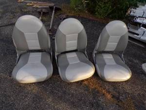 lot 43 image: 3 Alumacraft Boat Seats