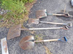 lot 44 image: 4 Vintage Shovels