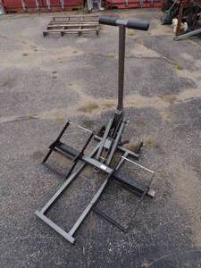 lot 54 image: Lawn Mower Lift