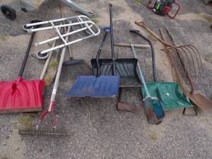 lot 61 image: Snow Shovels, Silage Fork, Auger and more Lot