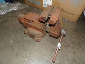 lot 70 image: Bench Vise