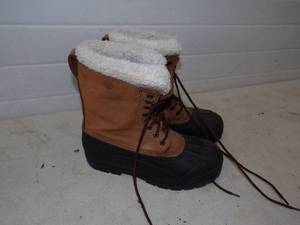 lot 87 image: Pair of Size 11 Winter Boots
