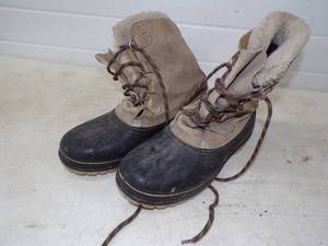 lot 88 image: Pair of Size 11 Sorel Winter Boots