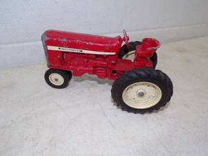 lot 14 image: Vintage International Tractor