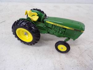 lot 16 image: Vintage John Deere Tractor