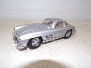 lot 140 image: Franklin Mint 1954 Mercedes-Benz 300SL 124 Scale