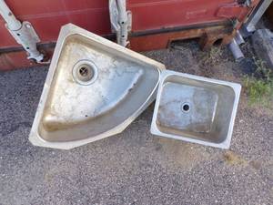 lot 176 image: Pair of Small Sinks