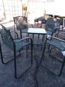 lot 217 image: Outdoor Patio Furniture 4 Chairs and Table