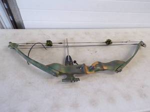 lot 220 image: Compound Bow