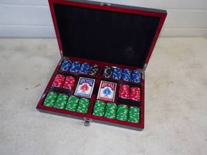 lot 222 image: Poker Set